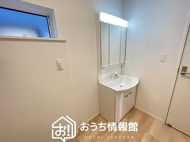 【洗面台・洗面所】鏡の両サイドは、必要なものを取出しやすく、大きな鏡面で朝の準備も快適。
使いやすいリフトアップ機能付きのシングルレバーシャワー水栓付です。