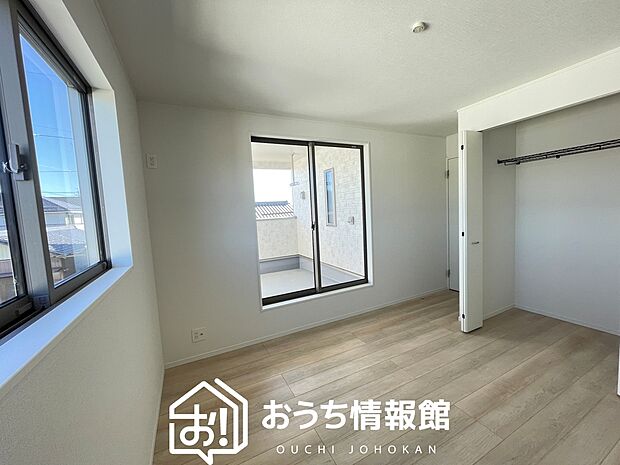 【現地写真（寝室）】木目の美しさを際立たせるシンプルデザインの建具を使用しています。