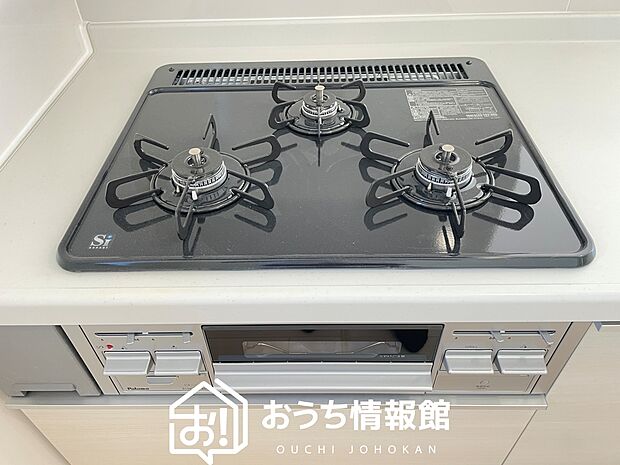【ビルトインコンロ】フラットな構造で清掃性が高く、過熱防止センサー付３口タイプで日頃の家事も快適です。