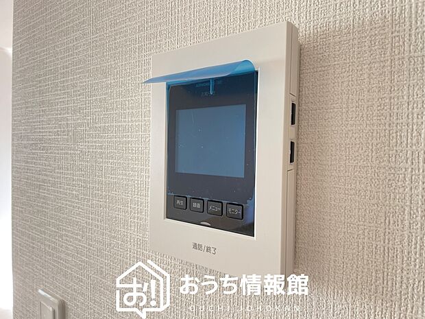 【TVモニター付インターホン】手放し通話ができ、送話表示灯で送話・受話状態が確認できます。
映像と音声で玄関先の様子をチェックできるモニター機能や、夜間の訪問者の顔も確認できるLEDライトを装備しています。