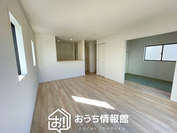 【現地写真（リビング）】フローリング材には、木目、色調など木材特有の風合いがあり、ナチュラルな美しさになっています。