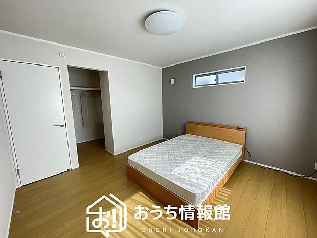 【現地写真（寝室）】木目の美しさを際立たせるシンプルデザインの建具を使用しています。