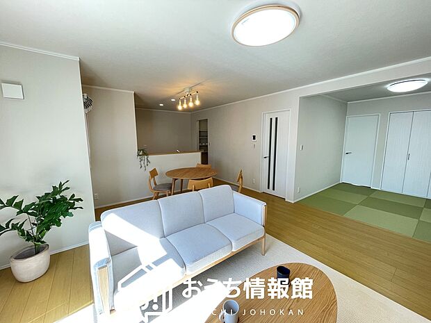 【現地写真（リビング）】フローリング材には、木目、色調など木材特有の風合いがあり、ナチュラルな美しさになっています。