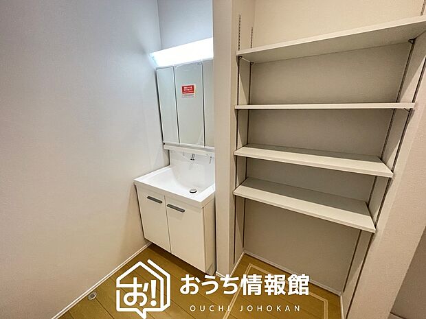 【洗面台・洗面所】鏡の両サイドは、必要なものを取出しやすく、大きな鏡面で朝の準備も快適。
使いやすいリフトアップ機能付きのシングルレバーシャワー水栓付です。