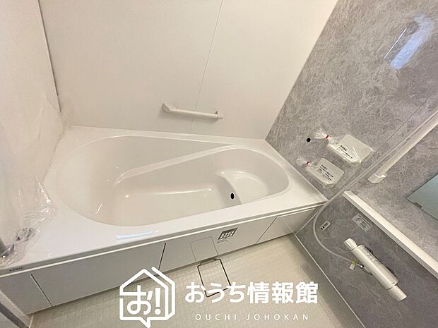 【現地写真（浴室）】浴室暖房乾燥機付き。１坪タイプで広々です。