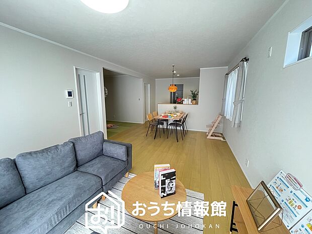 【現地写真（リビング）】フローリング材には、木目、色調など木材特有の風合いがあり、ナチュラルな美しさになっています。