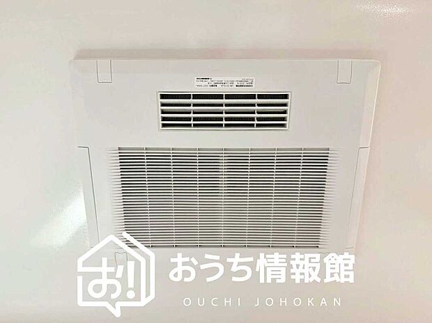 【浴室換気乾燥暖房機】予備暖房や衣類の乾燥に使用できる乾燥機を設置。
雨の日の洗濯物や、部屋干しの衣類等の乾燥に活躍します。