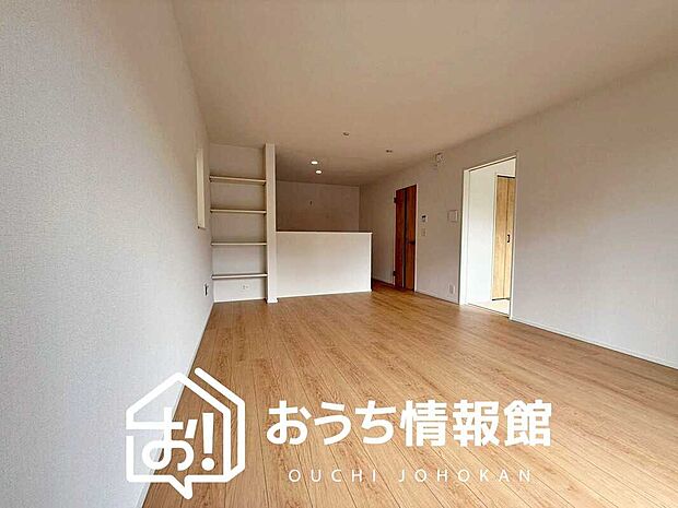 【現地写真(リビング)】フローリング材には、木目、色調など木材特有の風合いがあり、ナチュラルな美しさになっています。