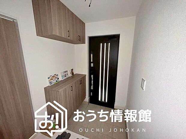 【現地写真（玄関）】玄関には、大型のシューズ収納を設置しています。