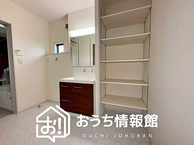 【洗面台・洗面所】鏡の両サイドは、必要なものを取出しやすく、大きな鏡面で朝の準備も快適。
使いやすいリフトアップ機能付きのシングルレバーシャワー水栓付です。