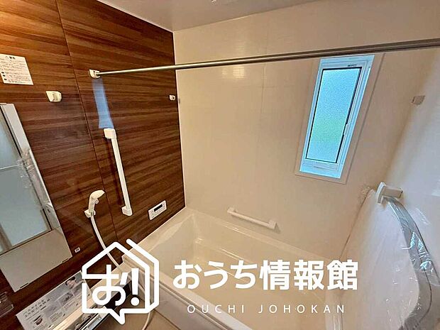 【現地写真（浴室）】浴室暖房乾燥機付き。１坪タイプで広々です。