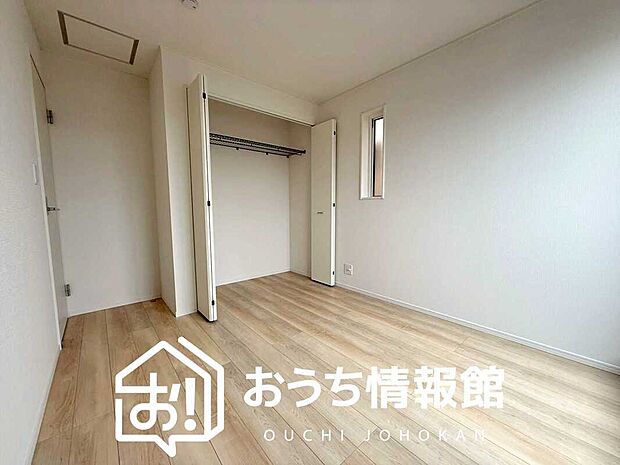 【現地写真（寝室）】木目の美しさを際立たせるシンプルデザインの建具を使用しています。