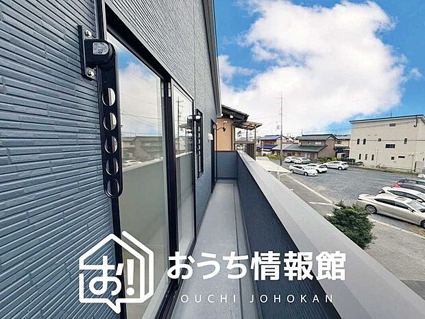 【バルコニー】奥行きが広く、洗濯物をゆったりと干せる十分な広さで、家族の洗濯も捗ります。
