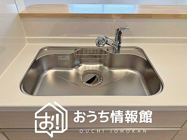 【浄水器内臓ハンドシャワー付シンク】広々とした凸型シンクに洗剤ポケットを標準装備。すっきり収納できます。
また、蛇口の先端に浄水器を内蔵しているため場所をとりません。