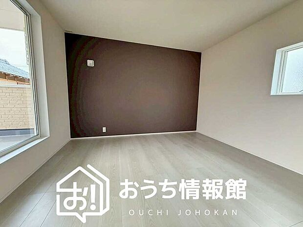 【現地写真(寝室)】木目の美しさを際立たせるシンプルデザインの建具を使用しています。