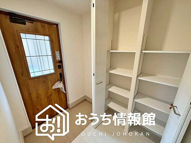 【現地写真(玄関)】玄関には、大型のシューズ収納を設置しています。