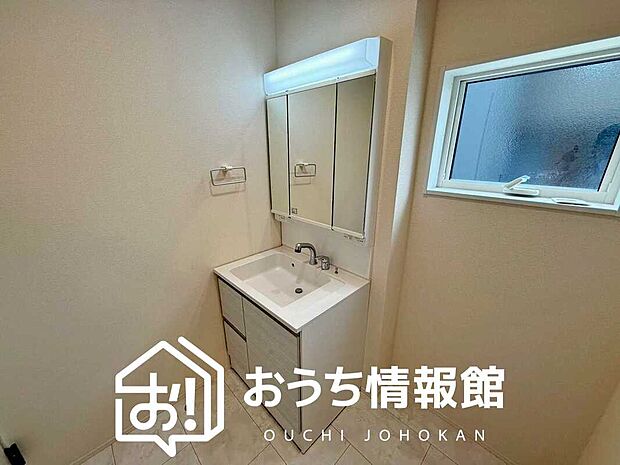 【洗面台・洗面所】鏡の両サイドは、必要なものを取出しやすく、大きな鏡面で朝の準備も快適。
使いやすいリフトアップ機能付きのシングルレバーシャワー水栓付です。