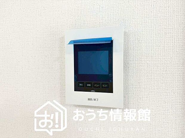 【TVモニター付インターホン】くっきり見やすいカラーモニターです。
夜でも来客者が見やすいLED照明付きです。