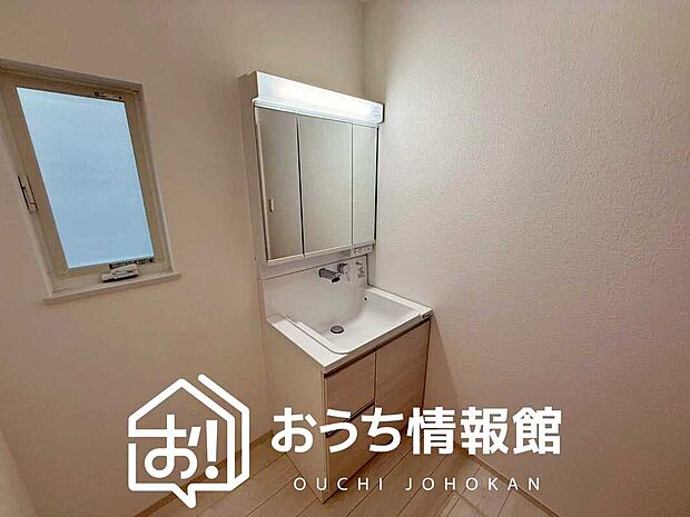 【洗面台・洗面所】鏡の両サイドは、必要なものを取出しやすく、大きな鏡面で朝の準備も快適。
使いやすいリフトアップ機能付きのシングルレバーシャワー水栓付です。