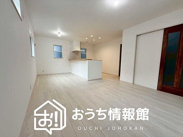 【現地写真(リビング)】フローリング材には、木目、色調など木材特有の風合いがあり、ナチュラルな美しさになっています。