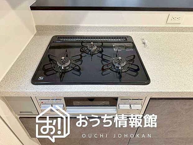 【ビルトインコンロ】フラットな構造で清掃性が高く、過熱防止センサー付3口タイプで日頃の家事も快適です。