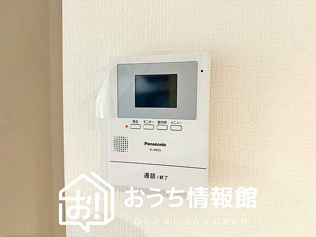 【TVモニター付インターホン】手放し通話ができ、送話表示灯で送話・受話状態が確認できます。
映像と音声で玄関先の様子をチェックできるモニター機能や、夜間の訪問者の顔も確認できるLEDライトを装備しています。