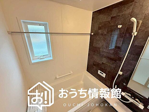 【現地写真(浴室)】浴室暖房乾燥機付き。1坪タイプで広々です。