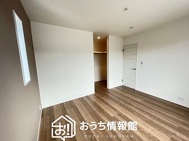 【現地写真（寝室）】木目の美しさを際立たせるシンプルデザインの建具を使用しています。