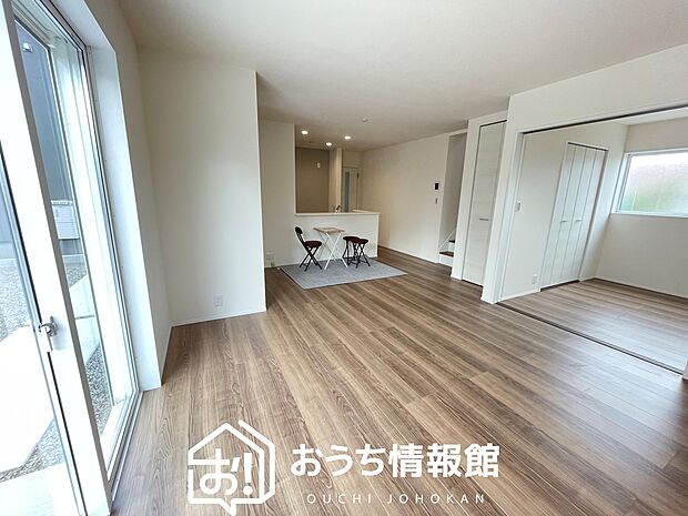 【現地写真（リビング）】フローリング材には、木目、色調など木材特有の風合いがあり、ナチュラルな美しさになっています。