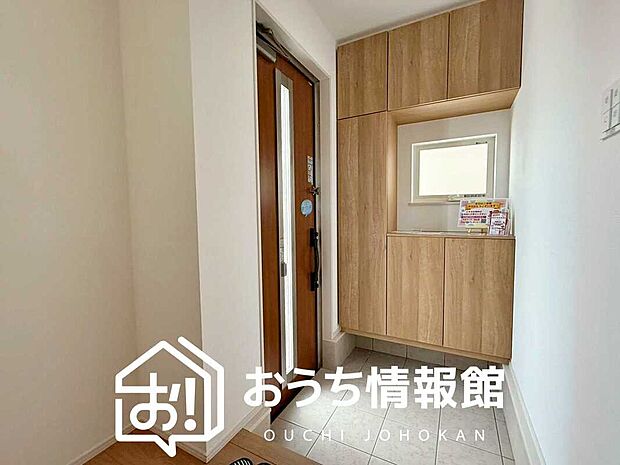 【現地写真（玄関）】玄関には、大型のシューズ収納を設置しています。