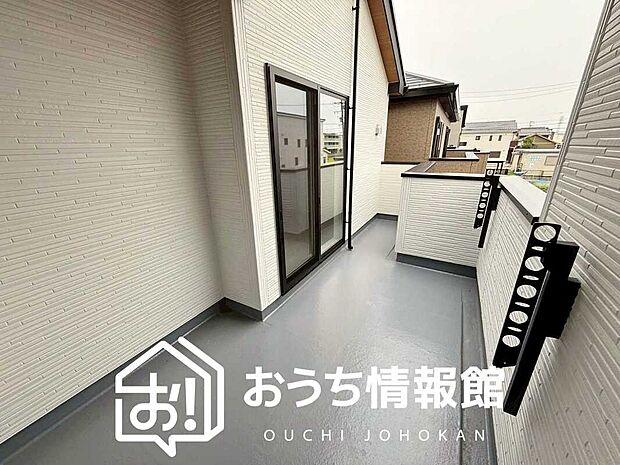【バルコニー】奥行きが広く、洗濯物をゆったりと干せる十分な広さで、家族の洗濯も捗ります。