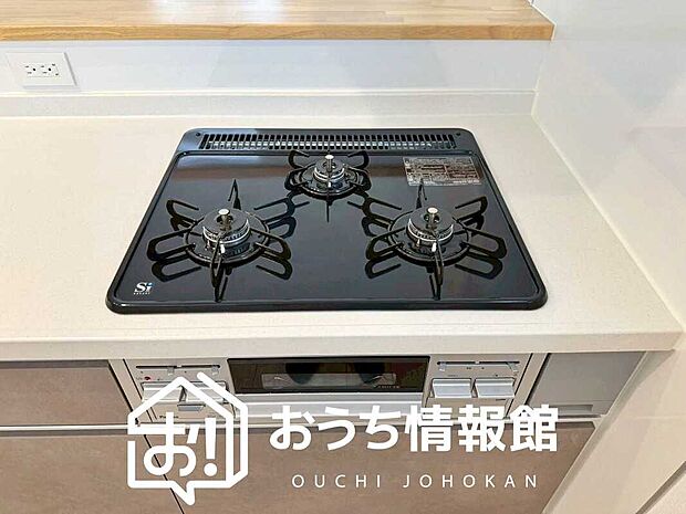 【ビルトインコンロ】フラットな構造で清掃性が高く、過熱防止センサー付３口タイプで日頃の家事も快適です。