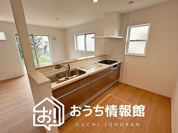 【現地写真（キッチン）】収納たっぷりのシステムキッチン、浄水器付水栓を標準装備しています。