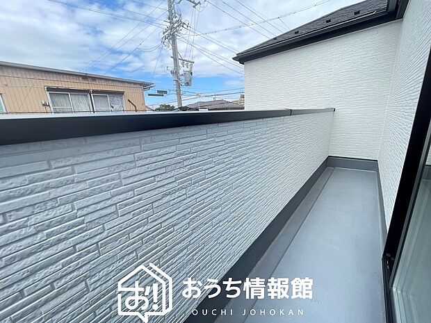 【バルコニー】奥行きが広く、洗濯物をゆったりと干せる十分な広さで、家族の洗濯も捗ります。