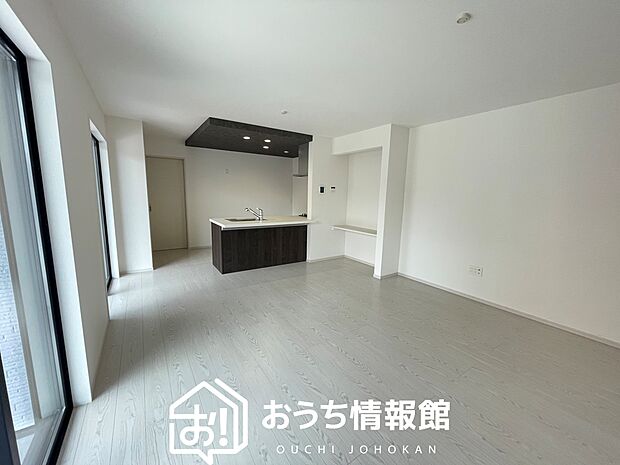 【現地写真（リビング）】フローリング材には、木目、色調など木材特有の風合いがあり、ナチュラルな美しさになっています。