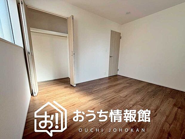 【現地写真（洋室）】木目の美しさを際立たせるシンプルデザインの建具を使用しています。