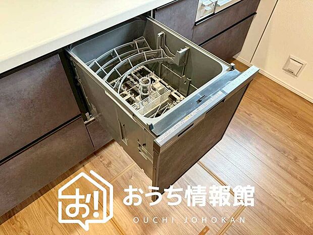 【食器洗い乾燥機】食後の時間にゆとりを与えてくれる食器洗い乾燥機。
操作ボタンも上面にあるので、腰をかがめずに操作ができラクラクです。
