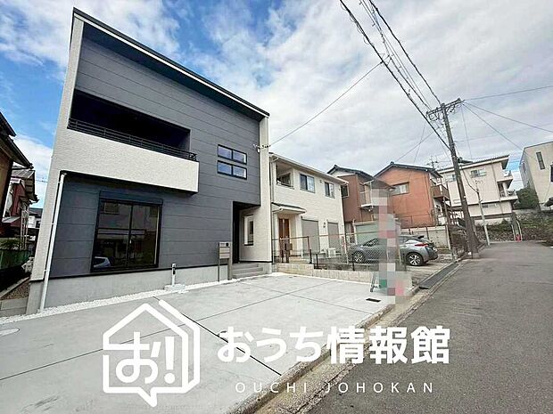 【現地写真（前道含む外観）】健康被害に配慮したもっとも安全性の高い建材を採用し、シックハウス対策をしております。