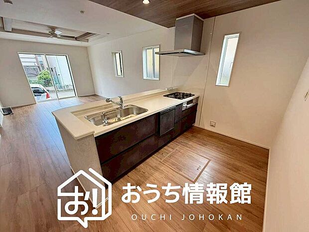 【現地写真（キッチン）】収納たっぷりのシステムキッチン、浄水器付水栓を標準装備しています。