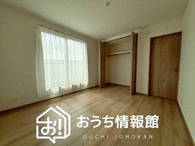 【現地写真（寝室）】木目の美しさを際立たせるシンプルデザインの建具を使用しています。