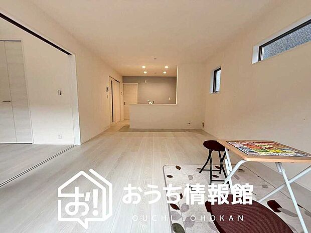 【現地写真(リビング)】フローリング材には、木目、色調など木材特有の風合いがあり、ナチュラルな美しさになっています。