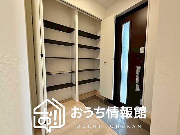 【現地写真（玄関）】玄関には、大型のシューズ収納を設置しています。