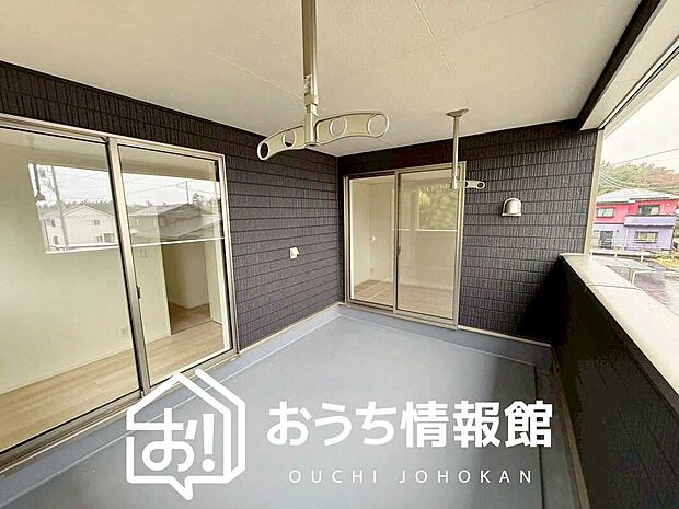 【バルコニー】奥行きが広く、洗濯物をゆったりと干せる十分な広さで、家族の洗濯も捗ります。