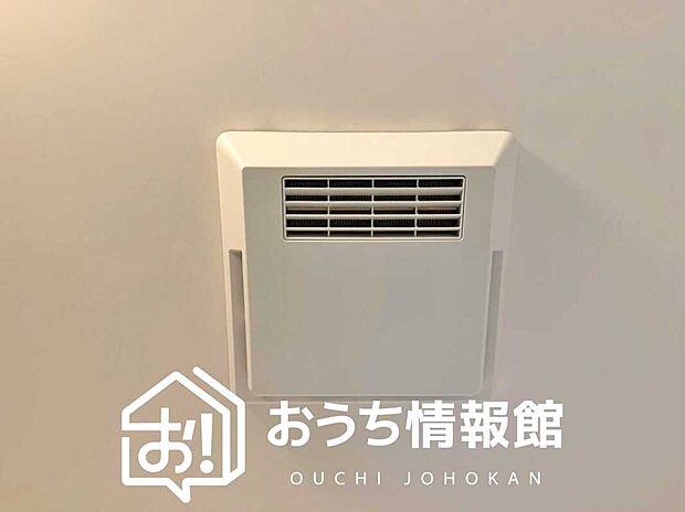 【浴室暖房換気乾燥機】サイドブロー機能で、乾燥効率アップです。
サイドに吹き出しを搭載することにより浴室内を端まで循環する気流ができ、さらに省エネ性能がアップします。
