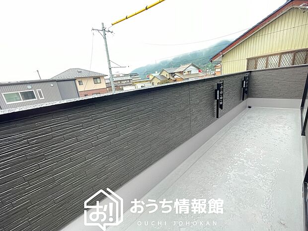 【バルコニー】奥行きが広く、洗濯物をゆったりと干せる十分な広さで、家族の洗濯も捗ります。