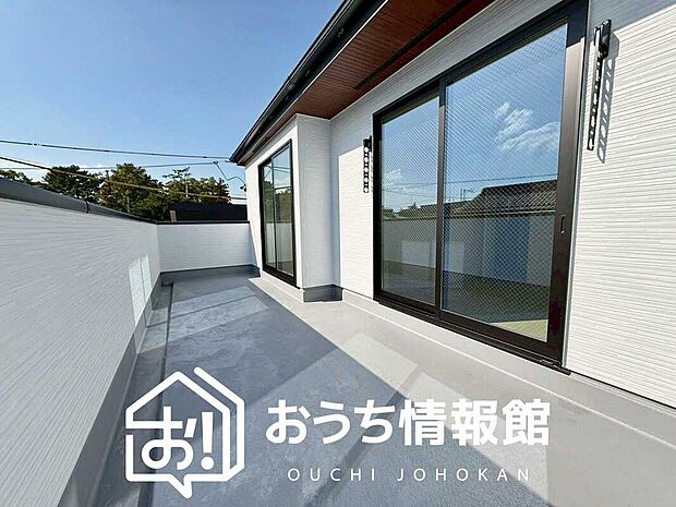 【バルコニー】奥行きが広く、洗濯物をゆったりと干せる十分な広さで、家族の洗濯も捗ります。