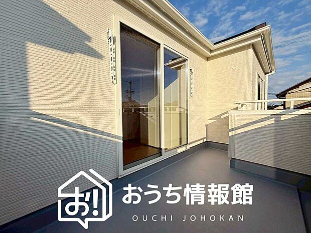 【バルコニー】奥行きが広く、洗濯物をゆったりと干せる十分な広さで、家族の洗濯も捗ります。