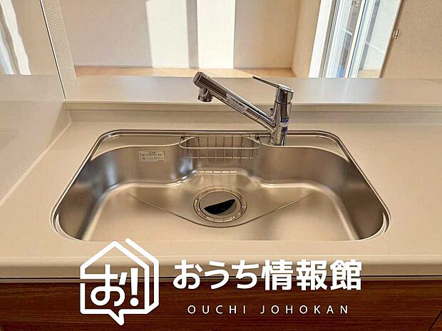 【浄水器内臓型ハンドシャワー付シンク】傷や汚れが付きにくい静音仕様の全面エンボス加工シンク。
また、蛇口の先端に浄水器を内蔵。浄水シャワーが使える毎分4リットルのたっぷり浄水。
