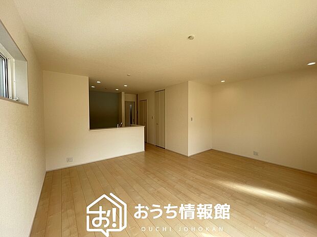 【現地写真（リビング）】フローリング材には、木目、色調など木材特有の風合いがあり、ナチュラルな美しさになっています。