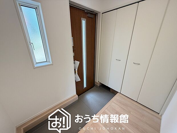 【現地写真(玄関)】玄関には、大型のシューズ収納を設置しています。